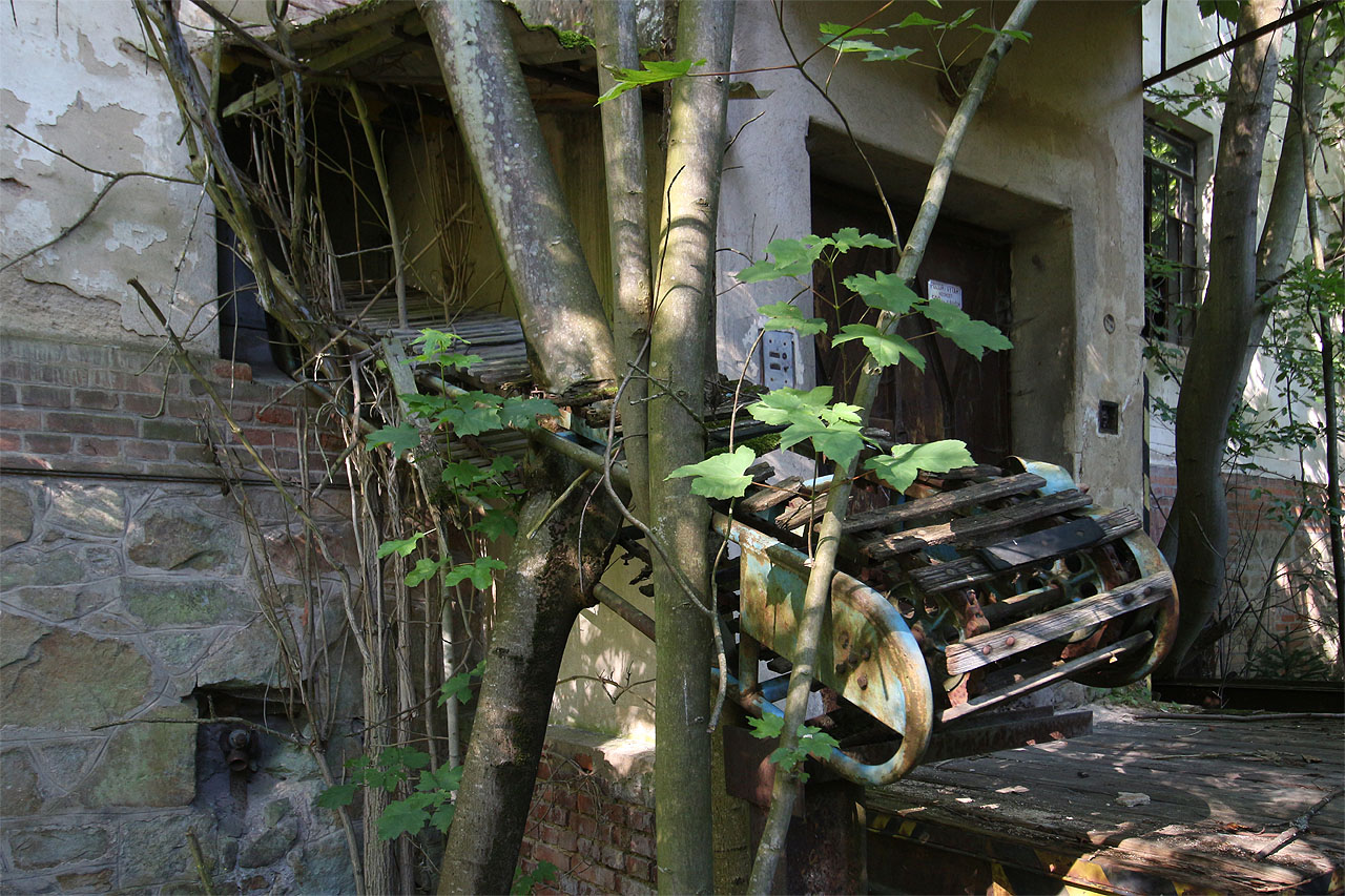 Jako mlsný jazyk vystrkuje nejvyšší budova hned vedle výtahové šachty na tovární nádvoří destičkový dopravník. Kdysi po něm asi jezdily bedny naložené punčochami a dalšími oděvy dámskými i pánskými.