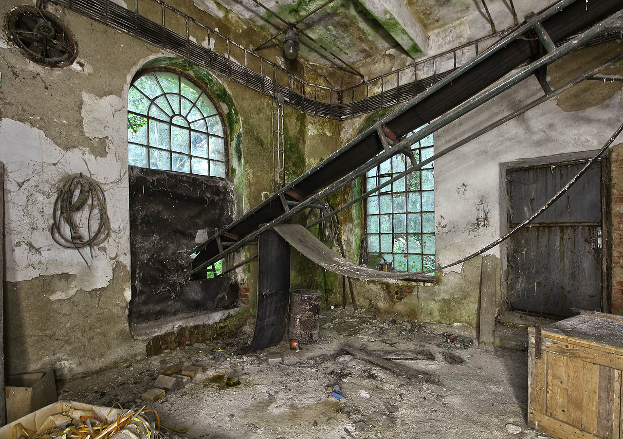 Uvnitř bývalé kotelny nebo snad přímo elektrárny dosahuje pocit industriální blaženosti svého vrcholu.