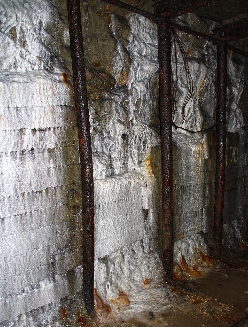 Na několika místech vytváří bělostné sintrové nánosy na stěnách úžasné reliéfy.