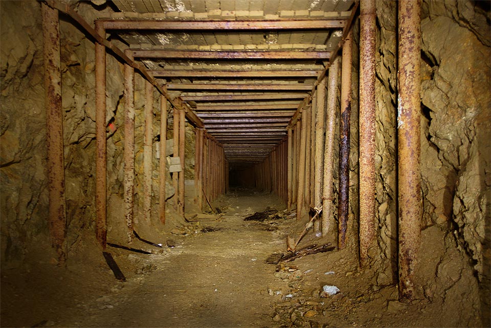 Nejvyšší část tramvajové štoly je suchá a nejméně poškozená.