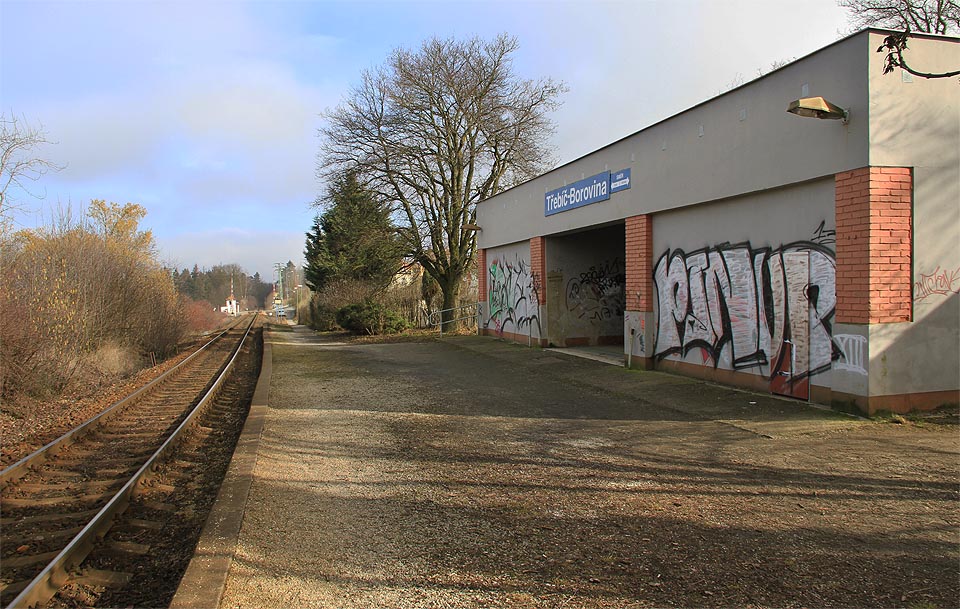 Přímo z nástupiště od budovy zastávky Třebíč-Borovina je vidět silnici č. 23 a přejezd přes Pražskou ulici, po které silnice vede.