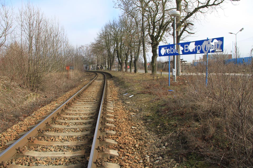 Nejen ze stavu cedulí je vidět, že zastávka má doby své největší slávy nejspíše již za sebou. Přesto je důležitým dopravním bodem v <a href=/Tema/T%C5%99eb%C3%AD%C4%8D>Třebíči</a>.
