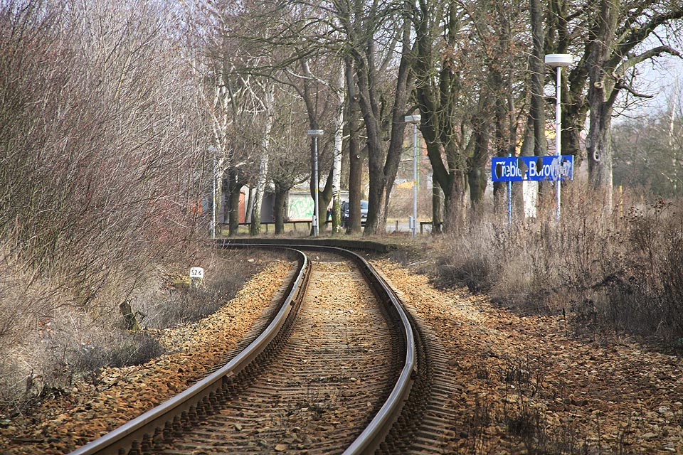Místo, kde kdysi odbočovala krátká vlečka ke skladišti a na manipulační plochu před zastávkou je dnes k nerozeznání od běžné trati.