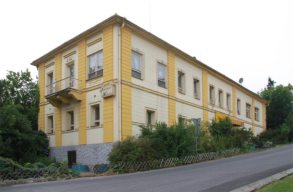 Po hradě a kostele je třetí památkou historické obce zámek, ve kterém v roce 2015 sídlila společnost Schloßhotel Hubertus. Hotel však vypadal poněkud zanedbaně.