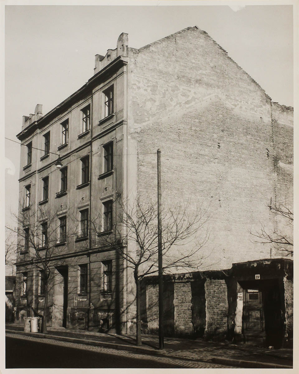 Dům č. 27 a zbytky domu č. 29 na Trnité ulici v Brně. Foto z Archivu města Brna XII b 44.