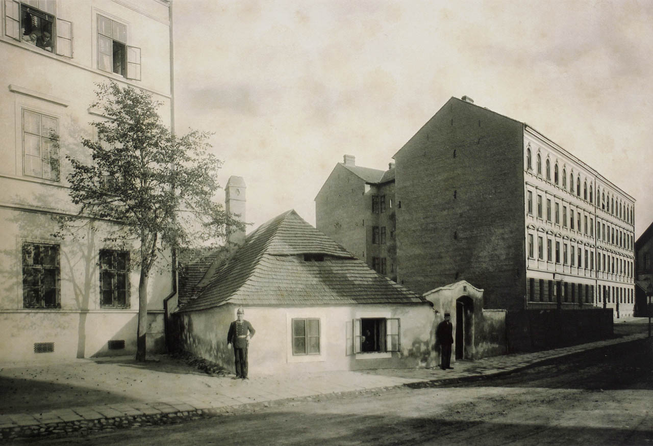 Část domu č. 35, barokní dům č. 37 a dvojice pavlačových domů č. 39 a 41 v části Trnité ulice směřující k <a href="/Tema/Brno dolní nádraží">dolnímu nádraží</a>. Foto z Archivu města Brna XII b 15.