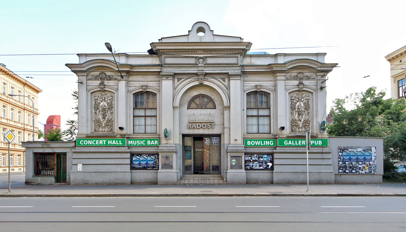 Smutné průčelí opuštěné tržnice dnes ničím nepřipomíná čilý ruch trhovkyň a jejich zákazníků, který kdysi oživoval prostřední část <a href="/Tema/Cejl (ulice v Brně)">Cejlu</a>. Zmrtvělá budova je svědkem lhostejného projíždění tisíců lidí v tramvajích a autech, která tu nezastavují.