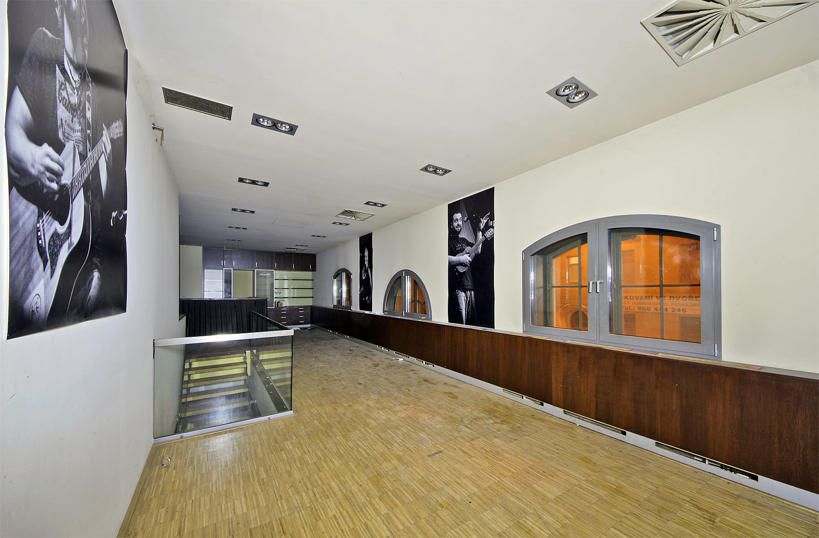 Rampa nad schodištěm obrácená do Cejlu sloužila jako místo pro posezení nad sklenkou dobrého nápoje.