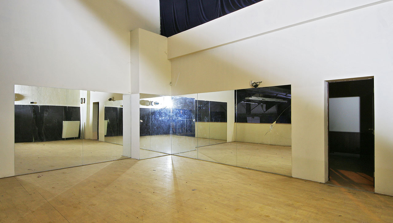 Kromě hlavního sálu se v přízemí nachází ještě menší, řekněme s trochou nadsázky, že taneční sál. Jeho stěny jsou zčásti obloženy zrcadly.