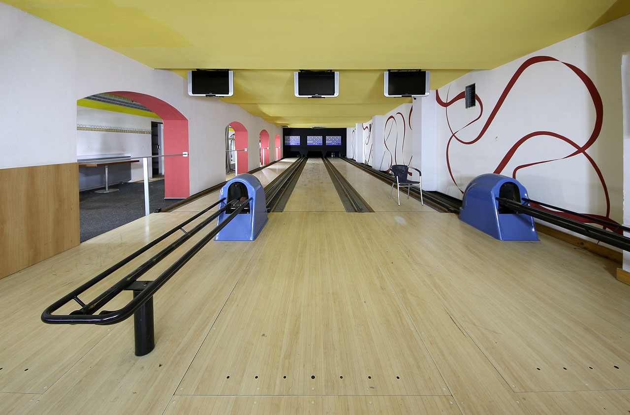 V podzemí se i navzdory dezolátnímu stavu budovy, kdy v roce 2022 někdo po provalení vstupních dveří v tržnici dokonce založil požár, dochovaly v takřka provozním stavu tři bowlingové dráhy.
