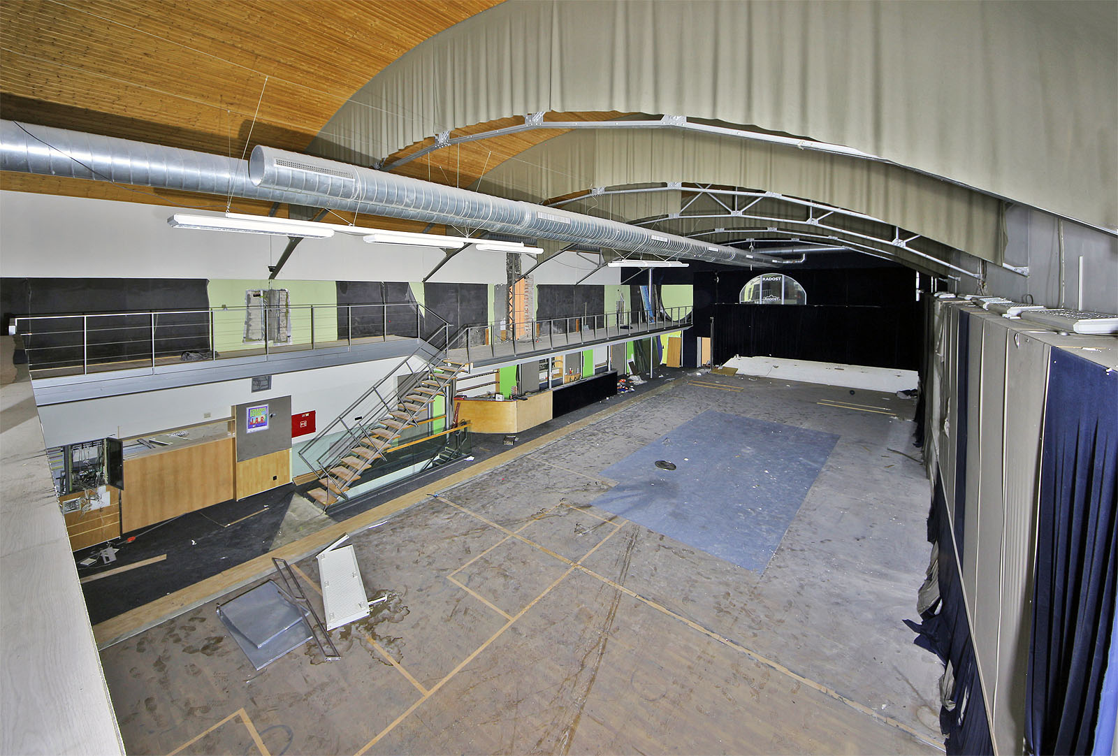 Pohled z rampy obrácené do Cejlu na hlavní sál a ochoz. Zcela vzadu se nachází půlkruhovité okno do kanceláře vedoucího.