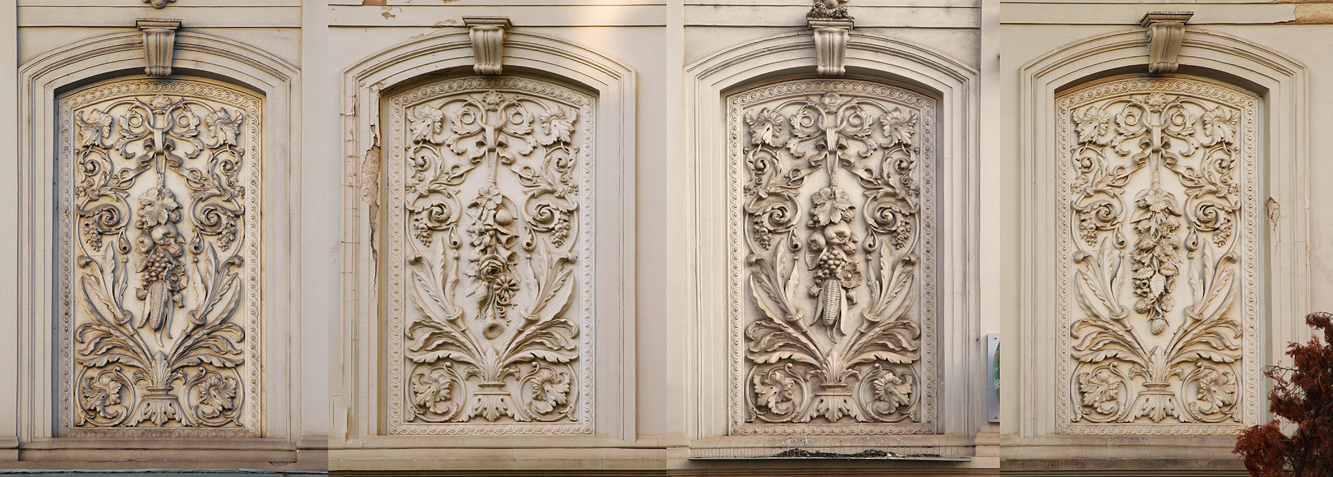 Rámy, či chcete-li edikuly, zdobící budovu štukovými rozvilinami rostlinných motivů, se nachází ve dvojicích zepředu a po obou bocích budovy. Je jich tak celkem šest, z toho pět je viditelných, čtyři jsme vyfotili a jsou na nich celkem pouze tři rostlinné motivy: uprostřed je buď kukuřice, chmel nebo květ svlačce.