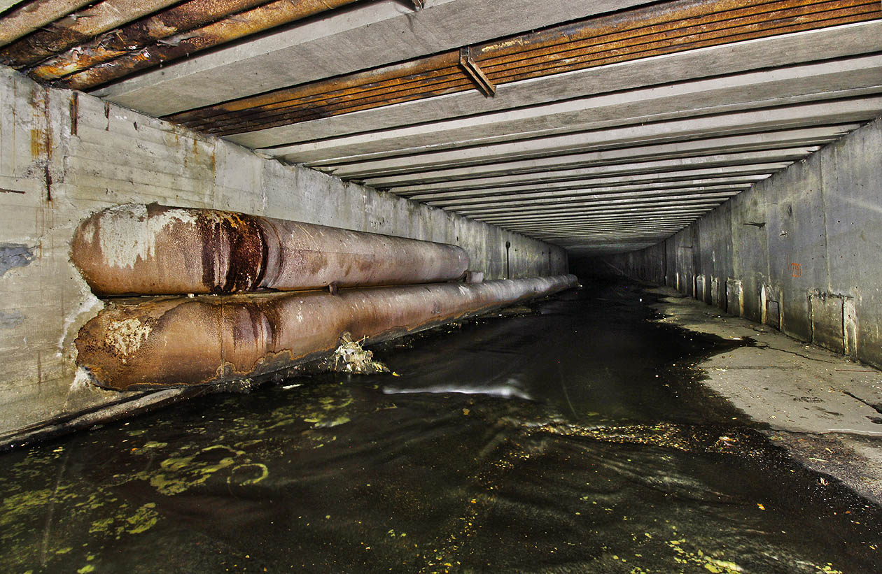 Dvojice ocelových rour protíná jižní stěnu chodby přibližně v prostoru severního zhlaví <a href="/Tema/Praha-Vyšehrad (žst)">stanice Praha-Vyšehrad</a>. Pravděpodobně jde o přepad z městského kanalizačního systému. Dvojice ocelových rour protíná jižní stěnu chodby přibližně v prostoru severního zhlaví <a href="/Tema/Praha-Vyšehrad (žst)">stanice Praha-Vyšehrad</a>. Pravděpodobně jde o přepad z městského kanalizačního systému.