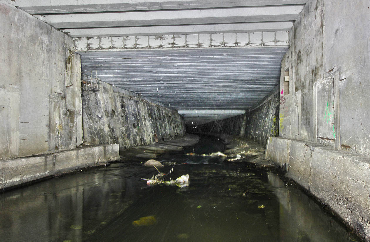 Na tomto místě přechází moderní tunel (pravděpodobně z 60. let 20. století) ve starší část s kamennými stěnami, vystavěnou mezi roky 1900 a 1909. Do tichého tunelu zaznívá hudba z náplavky, což dává dobrodružné cestě magický nádech - stejně jako zrcátka visící bůhvíproč v prostoru na fotce vpředu. Na tomto místě přechází moderní tunel (pravděpodobně z 60. let 20. století) ve starší část s kamennými stěnami, vystavěnou mezi roky 1900 a 1909. Do tichého tunelu zaznívá hudba z náplavky, což dává dobrodružné cestě magický nádech - stejně jako zrcátka visící bůhvíproč v prostoru na fotce vpředu.
