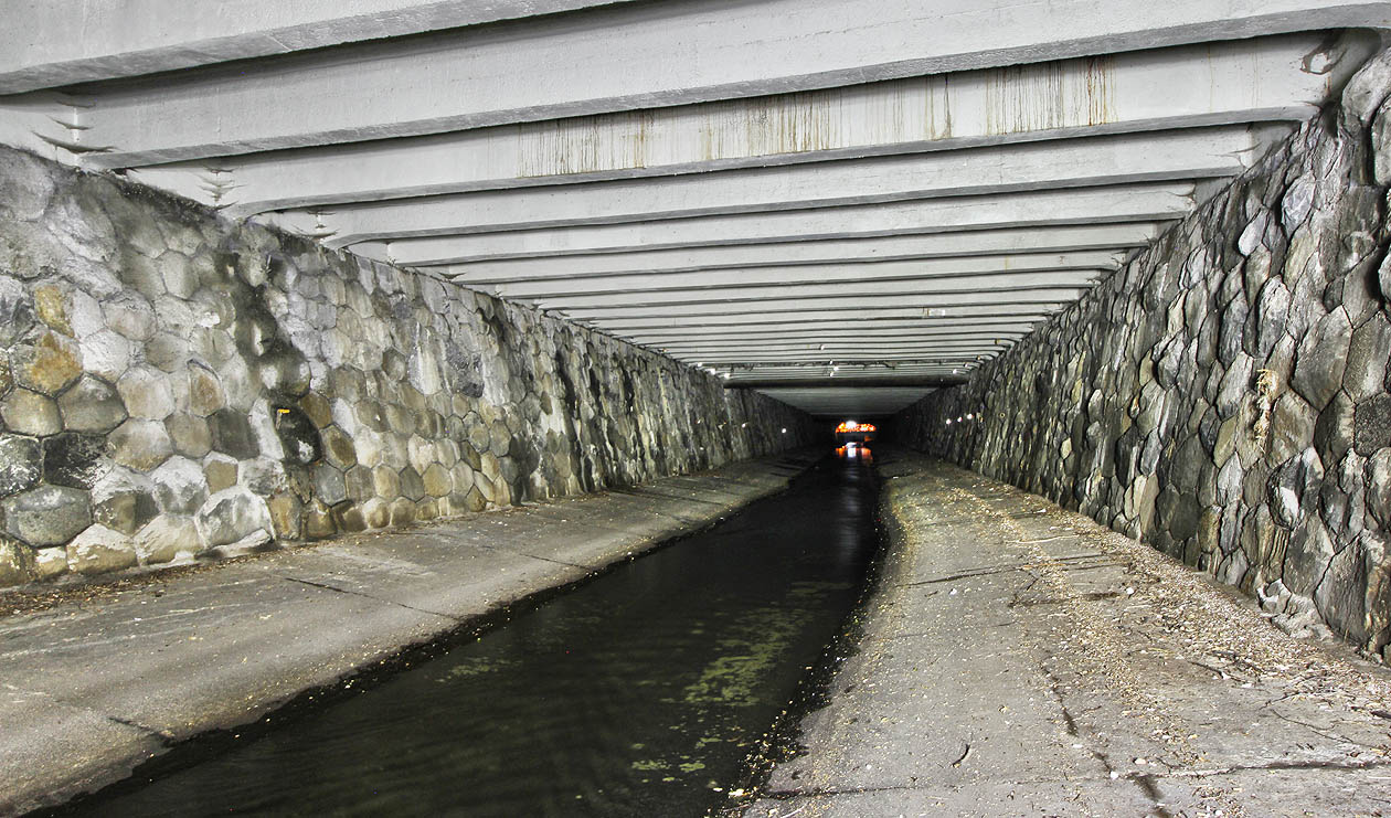 Zrcátka či odrazky blikotají na stěnách a vypadají jako signály od neznámé podzemní civilizace. Snad jde o varování pro vodáky, kteří jednou ročně splouvají Botič na umělé vlně z přehrady, že se blíží snížený most pod náplavkou, snad sloužily k přesnému zaměření tunelu. Zrcátka či odrazky blikotají na stěnách a vypadají jako signály od neznámé podzemní civilizace. Snad jde o varování pro vodáky, kteří jednou ročně splouvají Botič na umělé vlně z přehrady, že se blíží snížený most pod náplavkou, snad sloužily k přesnému zaměření tunelu.