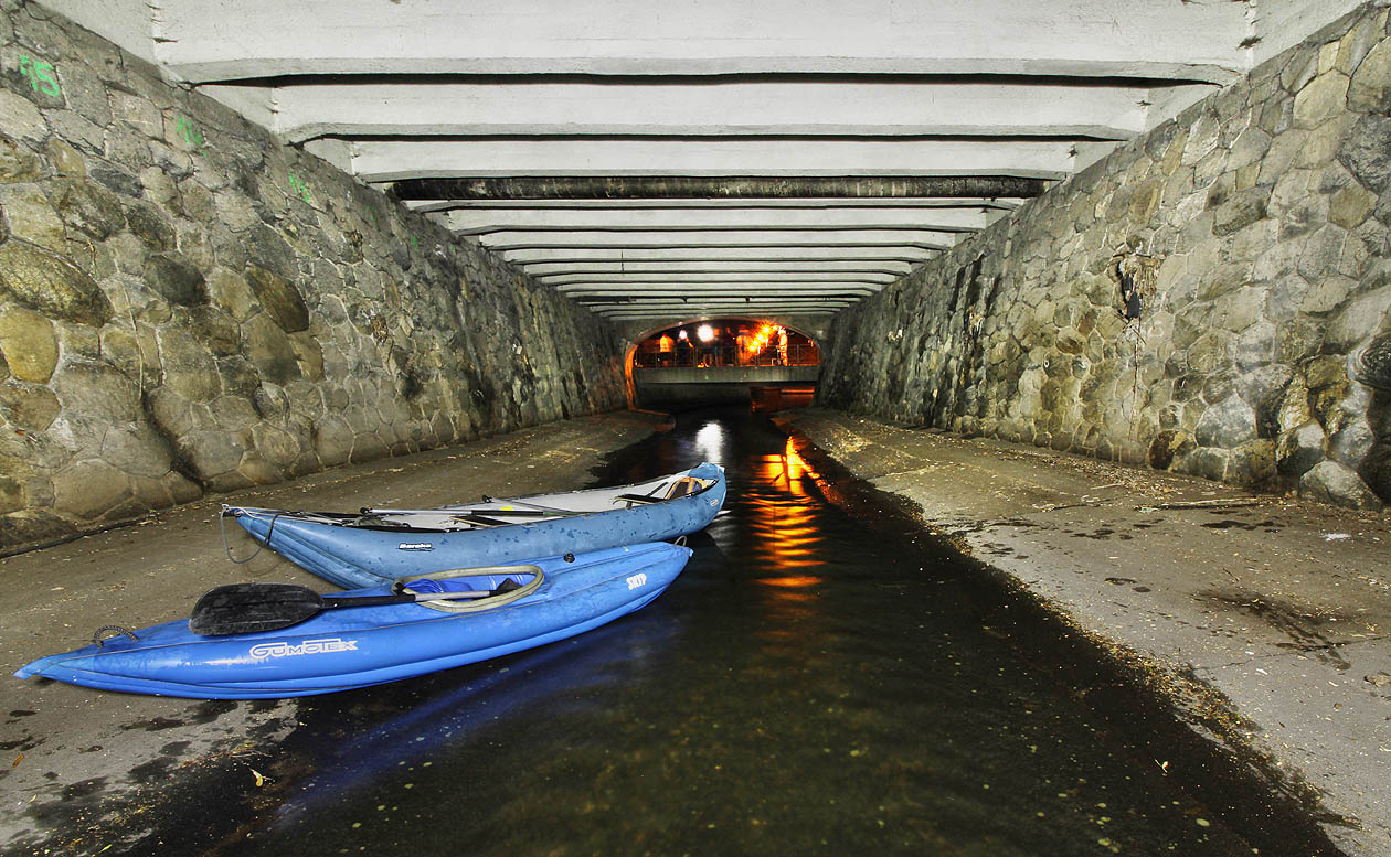Před vyplutím na tmu světa na chvíli kotvíme a užíváme si zvláštní atmosféry starobylého tunelu, od jehož stěn se lomí hudba z nábřeží v podivných ozvěnách a znásobených výkřiků zvědavců tam venku, kteří zahlédli naše světlo. Před vyplutím na tmu světa na chvíli kotvíme a užíváme si zvláštní atmosféry starobylého tunelu, od jehož stěn se lomí hudba z nábřeží v podivných ozvěnách a znásobených výkřiků zvědavců tam venku, kteří zahlédli naše světlo.