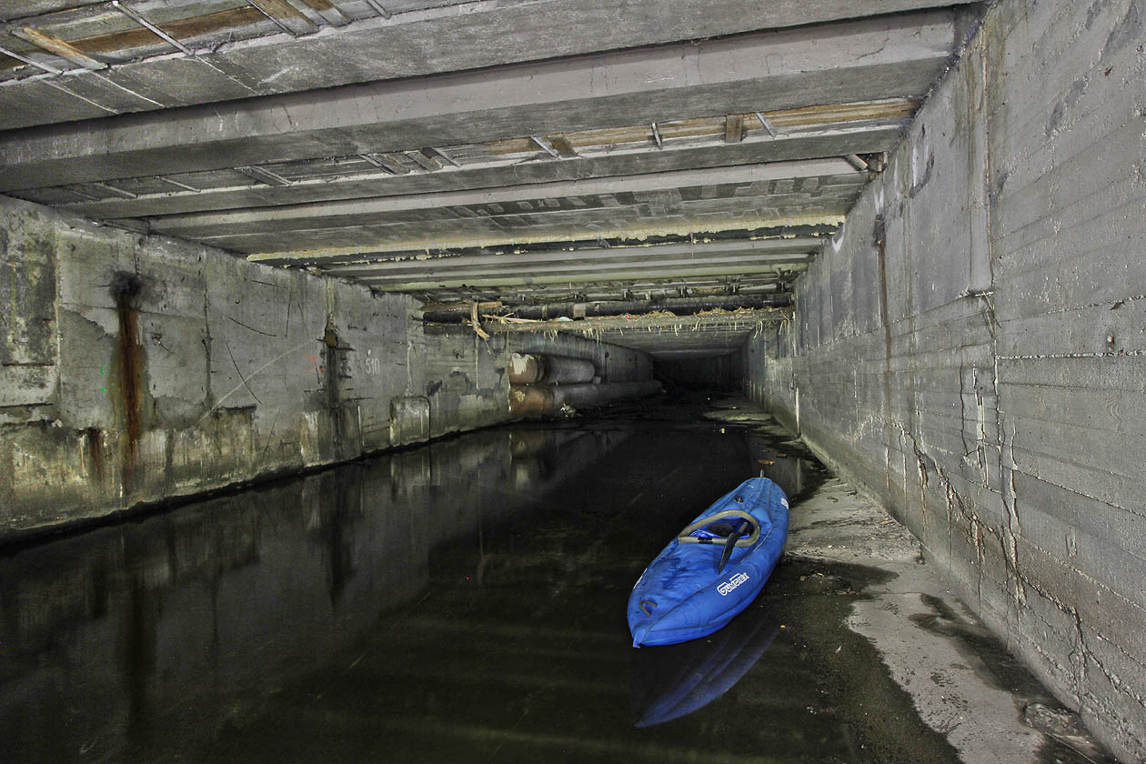 Místy sahá hladina vody ode zdi ke zdi. V takovou chvíli se loď docela hodí. Po březích pobíhají potkani a vzduch je v léte prosycen tisíci dotěrných mušek, které míří za světlem.