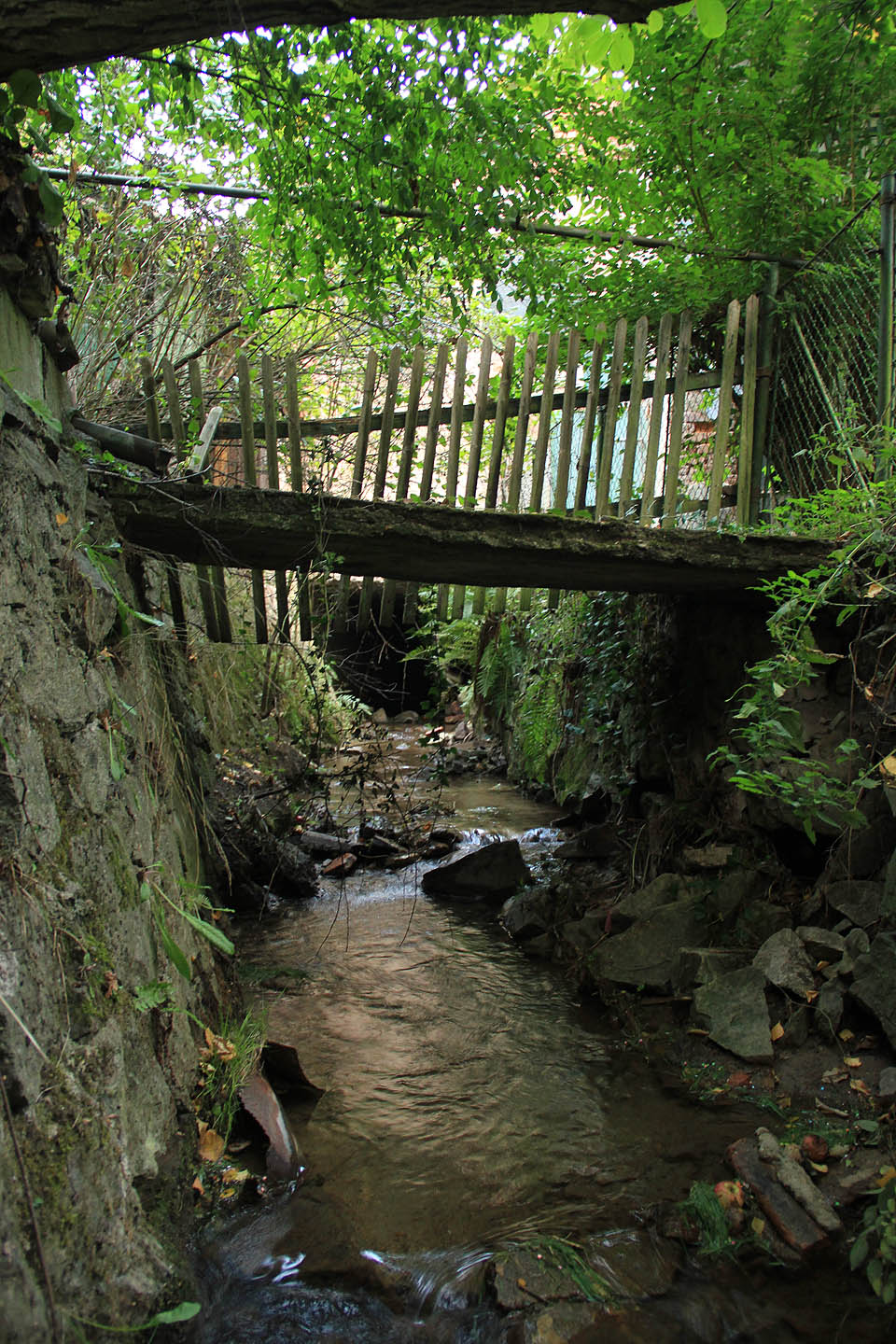 Potok se tu prodírá mezi skalkami ve dvorcích a pod chatrnými mostky, které připomínají Benátky. Potok se tu prodírá mezi skalkami ve dvorcích a pod chatrnými mostky, které připomínají Benátky.