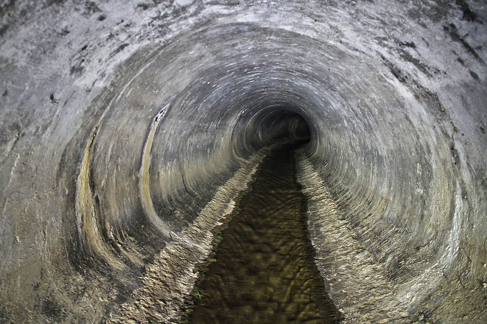 Tam, kde dochází na vyšším spádu k bystřinnému proudění, je dno vydlážděné odolnými čedičovými kostkami. Tam, kde dochází na vyšším spádu k bystřinnému proudění, je dno vydlážděné odolnými čedičovými kostkami.