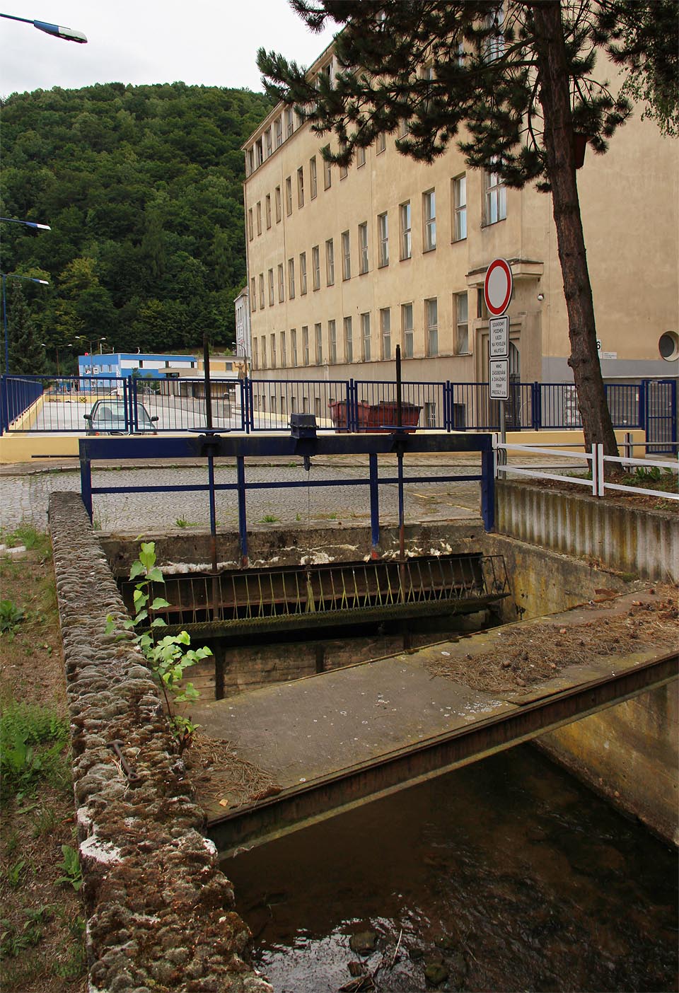 Vtokové česle v <a href=/Tema/Adamovsk%C3%A9%20stroj%C3%ADrny>areálu bývalých strojíren</a>.