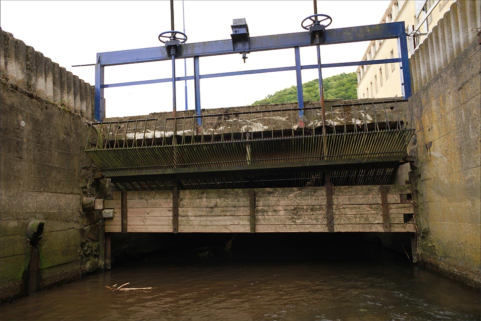 Vtokové česle při pohledu od hladiny <a href=/Tema/K%C5%99tinsk%C3%BD%20potok>Křtinského potoka</a>.