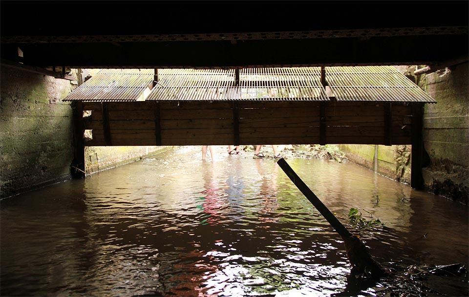 Do třetice vtokové česle, tentokrát již z vnitřní strany tunelu.