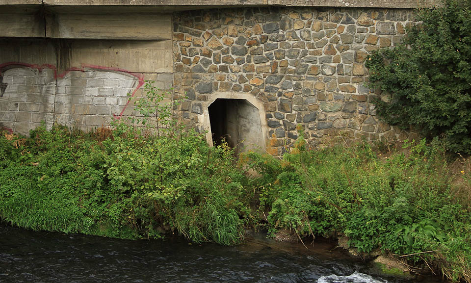 V dětství mně otvor připomínal dveře do podzemní říše. 