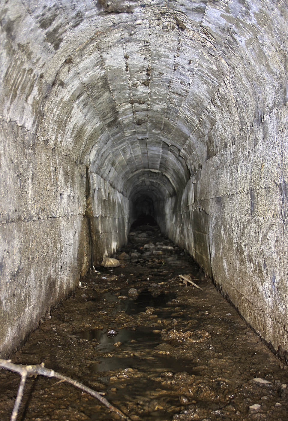 Zaklenutý úsek je dlouhý asi 100 m.