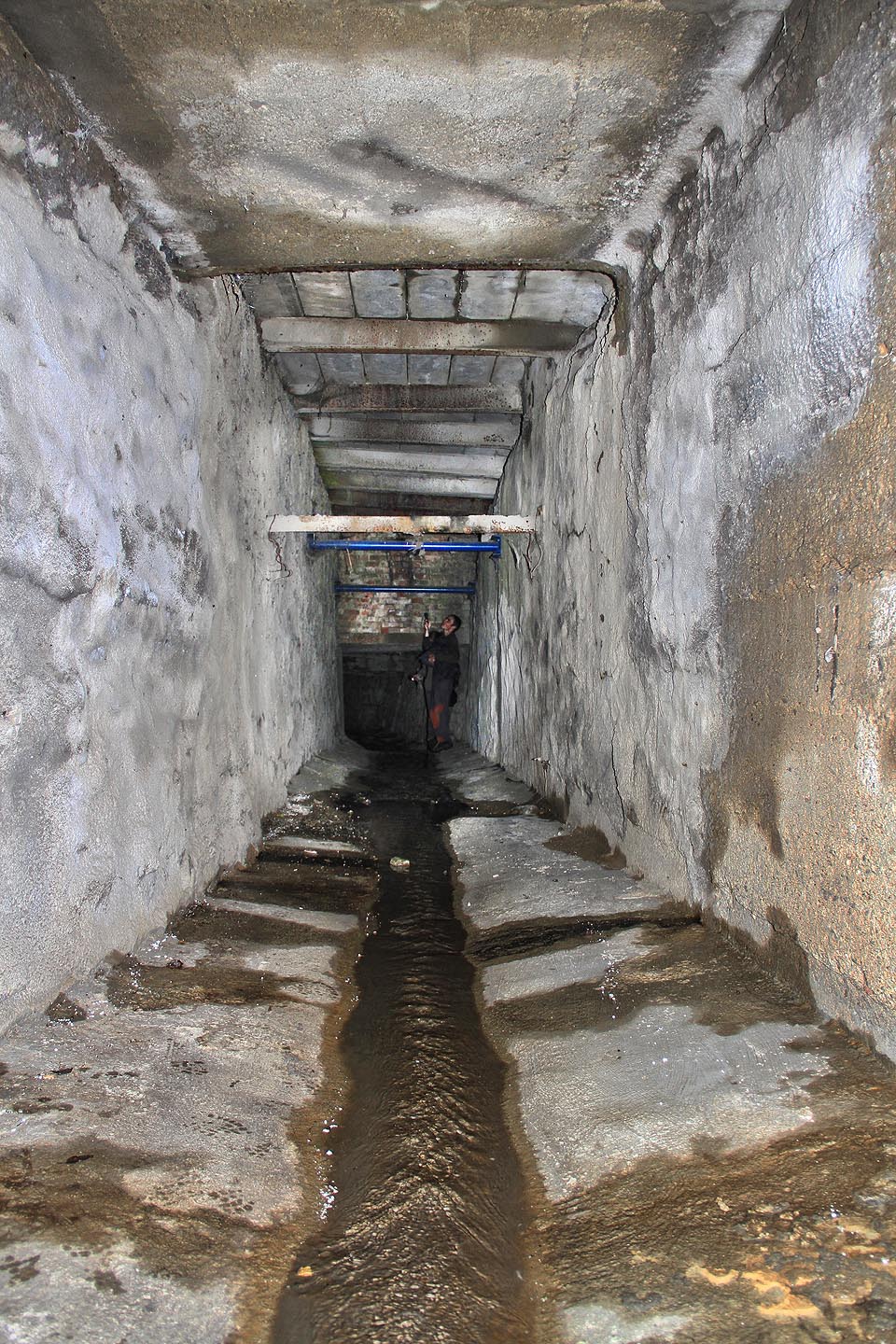 V některých místch proběhla sanace poškozných zdí a propadlých stropů. Občas dokonce probleskuje světlo z povrchu a je slyšet svět nad námi.