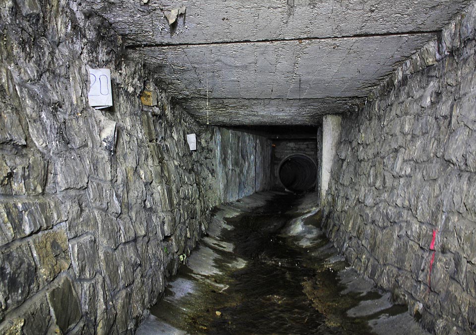 Problém se tu ale dlouhodobě neřeší a tak splašky vesele dál tečou do potoka.