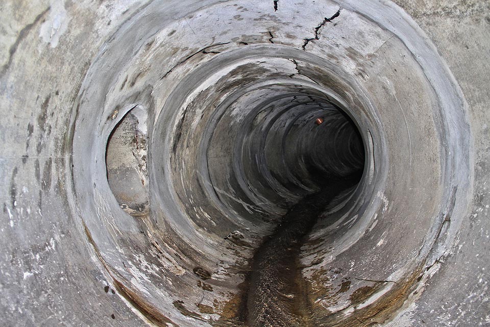 Podzemní tok Líšeňského potoka místy oplývá zvláštní krásou.