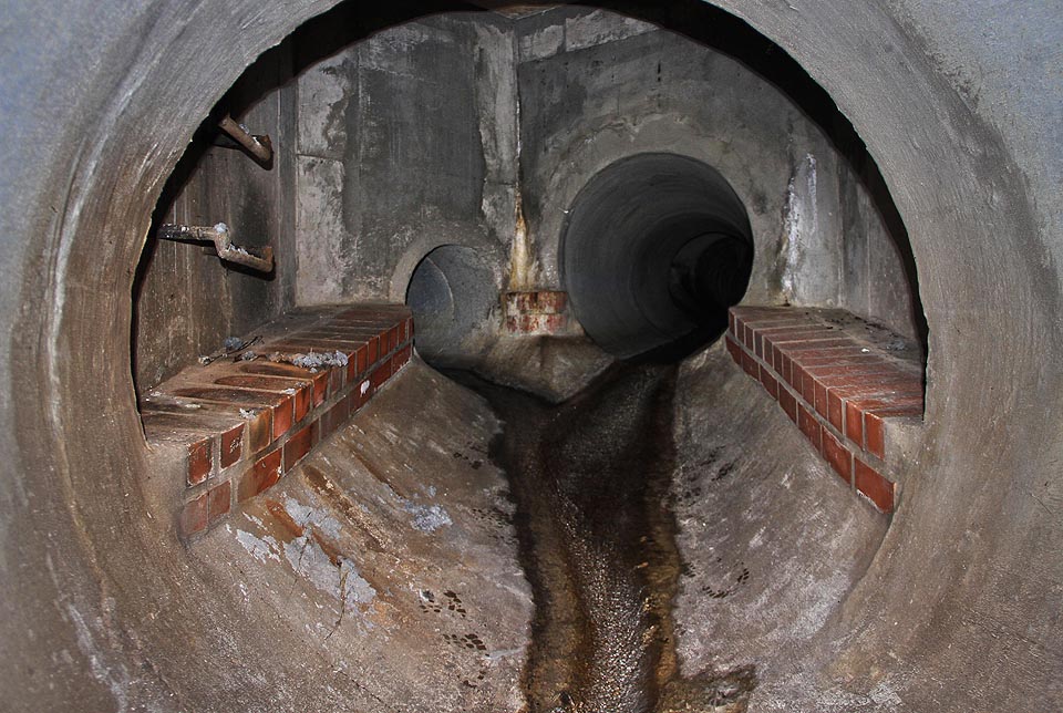 Západní větev ukrývá alespoň malebný soutok dvojice stok a žebřík vedoucí zpět na povrch zemský.