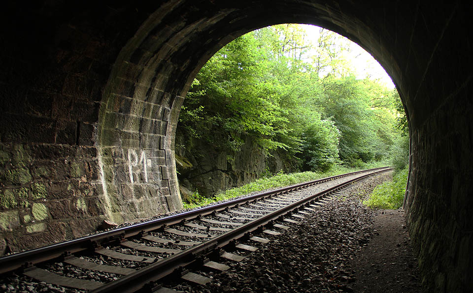 Ačkoliv měly tunelem původně procházet dvě koleje, vede skrz kopec jen jedna. S trochou opatrnosti je tak v podzemí dost místa na bezpečný průchod z jednoho údolí do druhého, i když zrovna jede vlak.