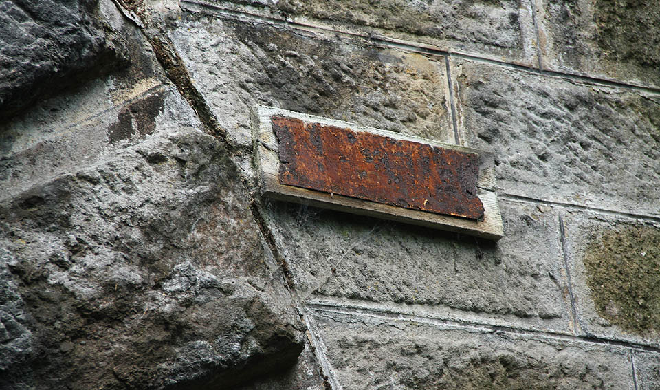 Můžeme se jen domýšlet, co stálo na plechové cedulce, kterou někdo před mnoha lety připevnil k severnímu portálu tunelu Na Réně. Výduch vlhkého vzduchu z podzemí ji postupně rozežral až k nečitelnosti.