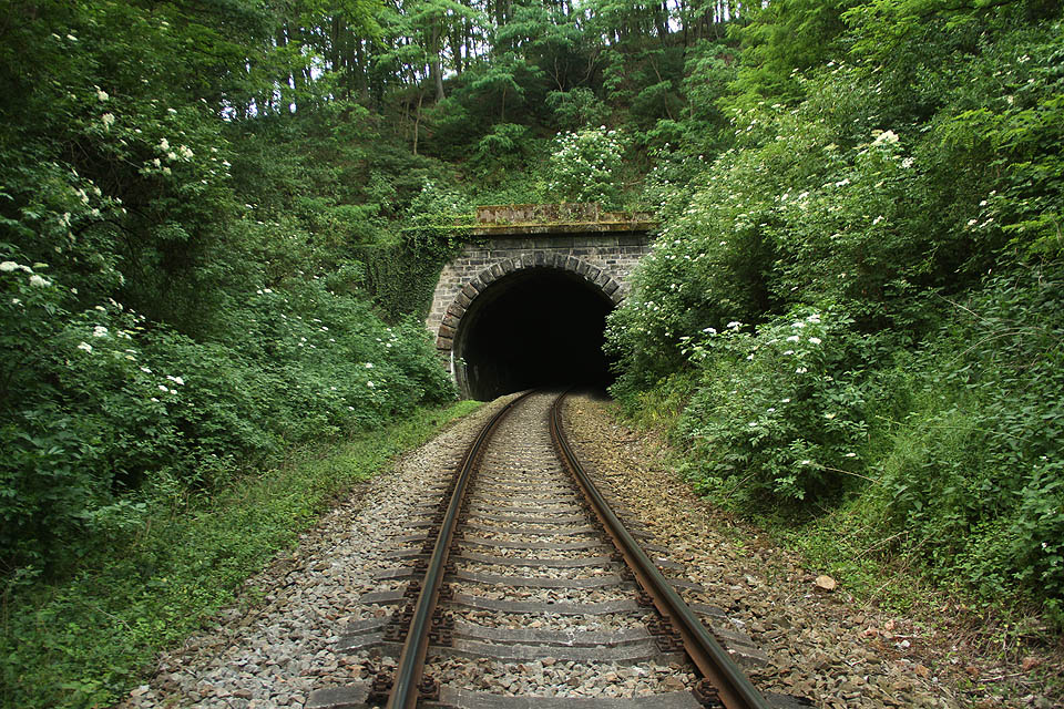 Také z opačné strany tunelu je na portálu kamenná deska s nápisem MDCCCLXX.