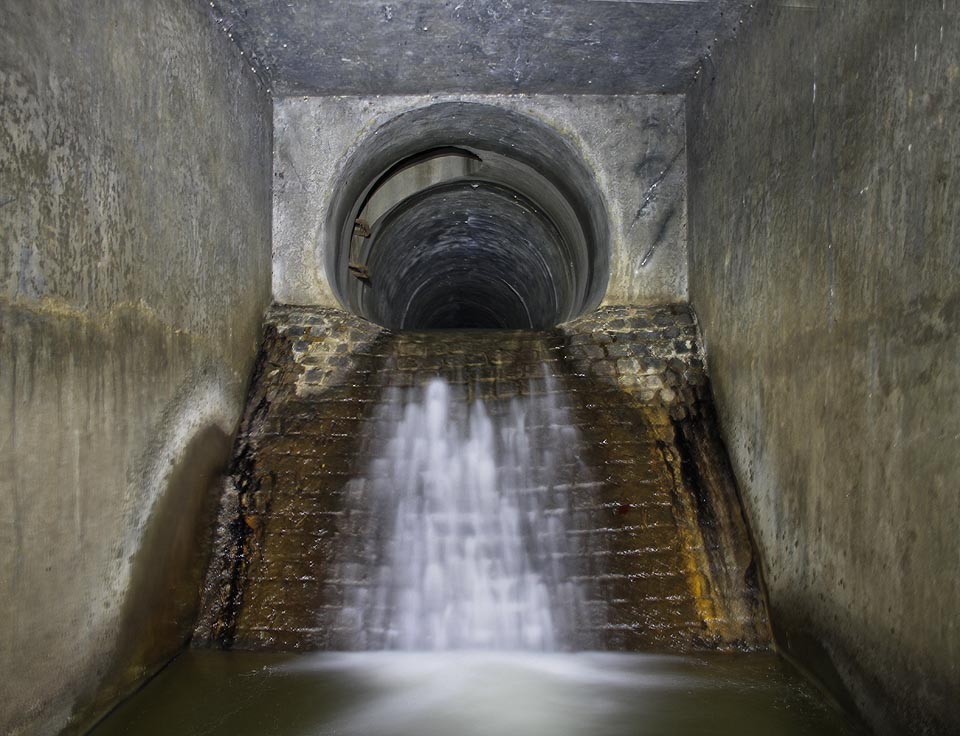 Ústřední a nejzajímavější bod na trase podzemního toku Palavy. Přibližně uprostřed tunelu se nachází vodopád s lapákem písku a hlubokou nádrží. Překonat jej není snadné.