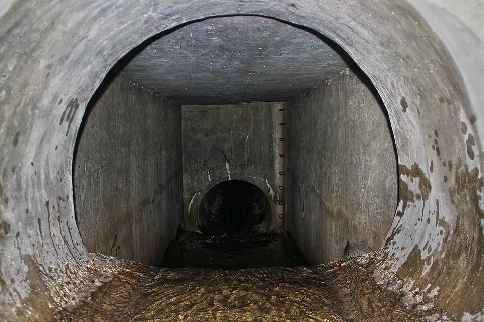 Pohled shora na vodopád, který může být pro nepřipraveného návštěvníka i nebezpečný.