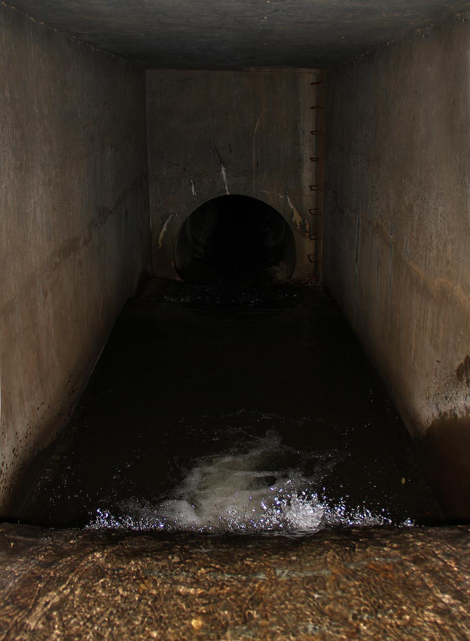 Pohled přes vodopád shora do nádrže lapáku písku.