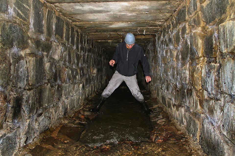 Místy je dno koryta vymleté a při neopatrnosti tak lze skončit ve studené laguně.