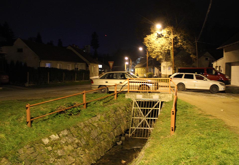 Vtokové česle zabraňující vstupu do tunelu z ulice Dolní Palava.