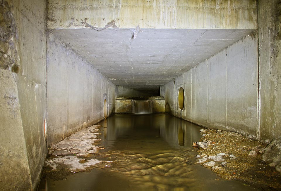 Modernější betonový tunel vznikl patrně při výstavbě kruhového objezdu.