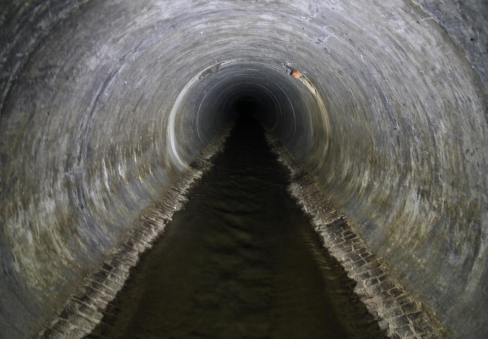 Dlouhý přímý úsek má sklon dostatečný k tomu, aby jím voda potoka Palavy proudila poměrně rychle.