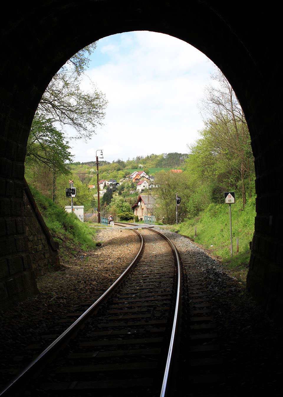 Výhled ze severního portálu na okraji <a href="/Tema/Městečko">Městečka</a>, těsně před zastávkou <a href="/Tema/Městečko u Křivoklátu (žzast)">Městečko u Křivoklátu</a>.