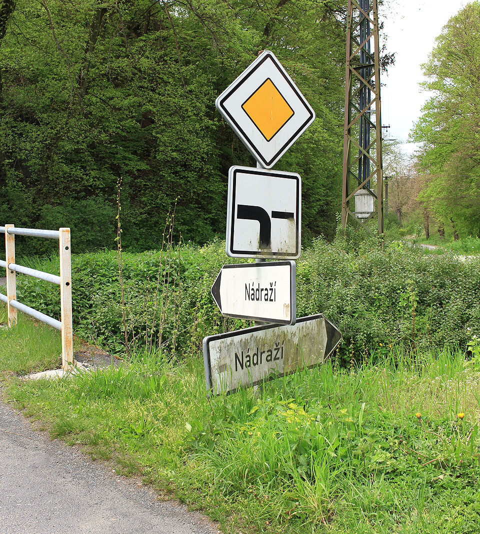 Pro cizince může být v okolí tunelu orientace při cestě k nádraží poněkud náročná…