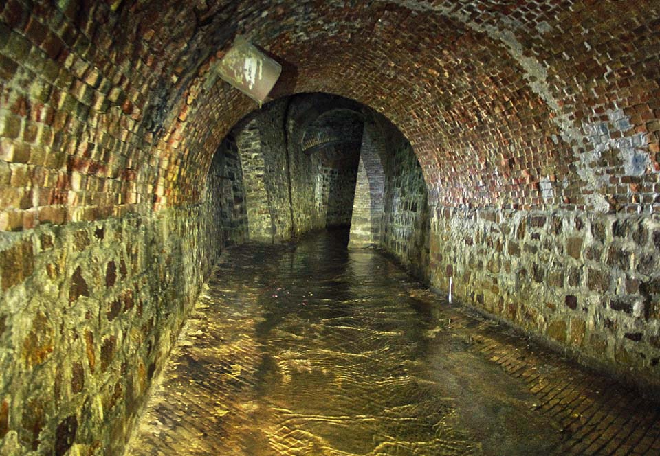 Tunnel of Pokratický stream.