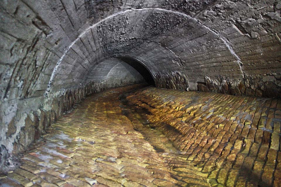 Tunnel of Pokratický stream.