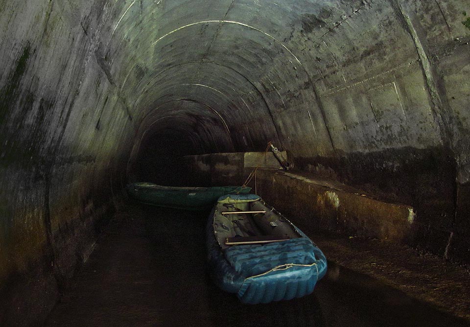 Jinak, než na lodi, se zespodu do štoly nedá. Vzhůru to naopak (mimo chvíle, kdy má Ponávka zvýšený průtok) jde jen pěšky. Přivazujeme čluny a pokračujeme po svých.