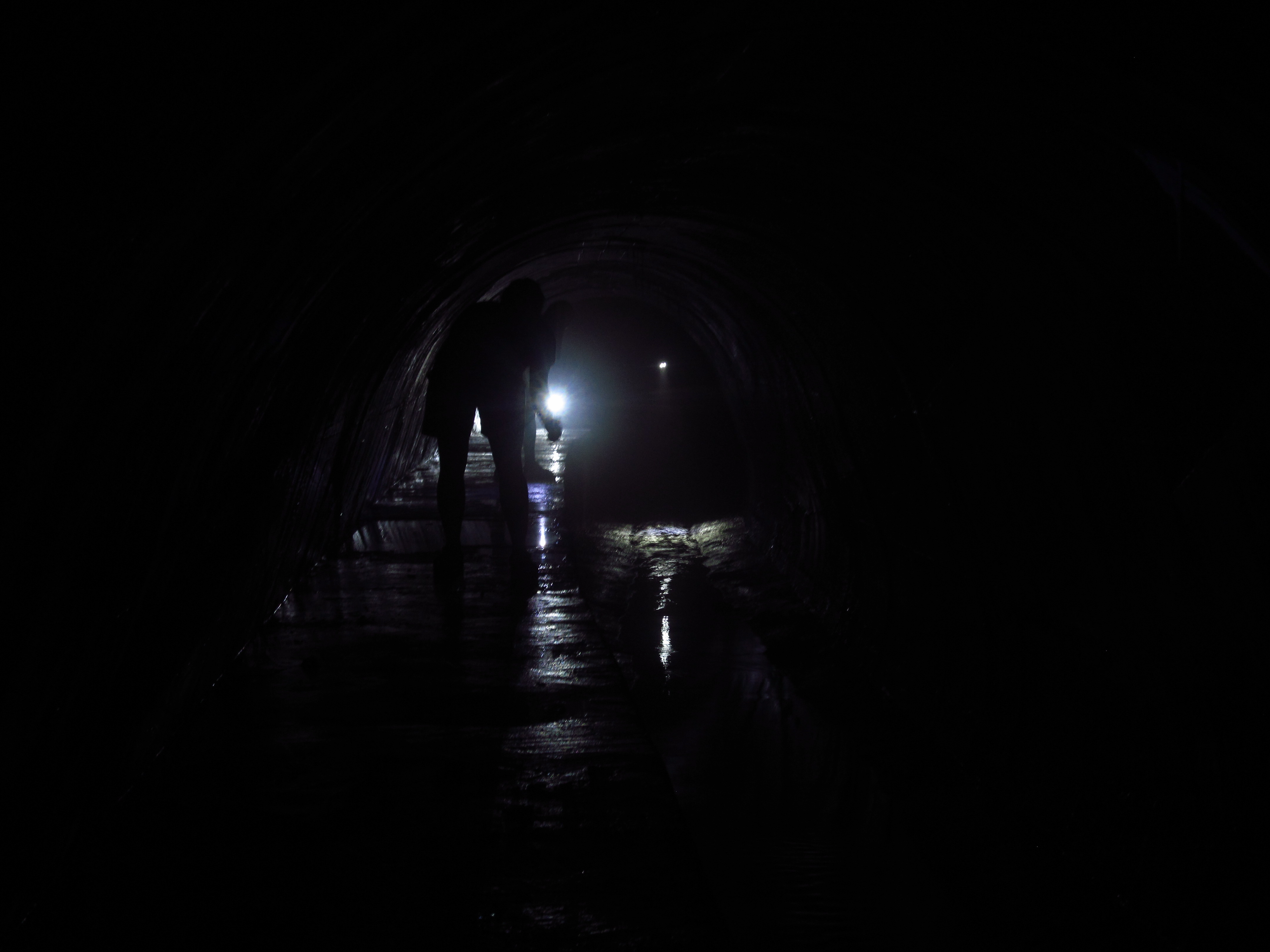 Štolou protéká v zásadě čistá voda Ponávky. Splašková část je oddělená a prochází zakrytým betonovým žlabem u stěny štoly (na fotce vlevo).