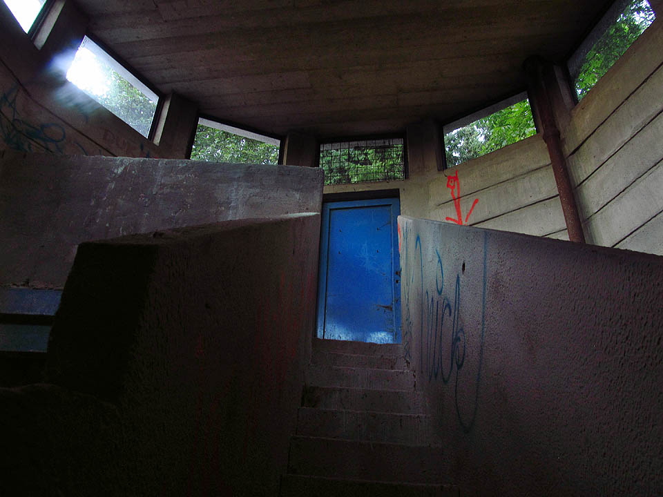 My se však ven nedostaneme. Vchod (pro nás východ) je zabezpečen a tak se jen ohříváme a sestupujeme zpátky do strašidelné štoly.