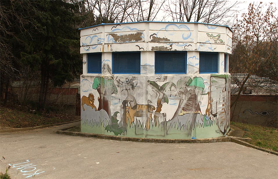 Vchody do <a href=/Tema/Druh%C3%A9%20Brno>Druhého Brna</a> bývají nenápadné. Asi jen málokdo by hledal ve vesele pomalovaném domečku pod Lesnou bránu do podsvětí…